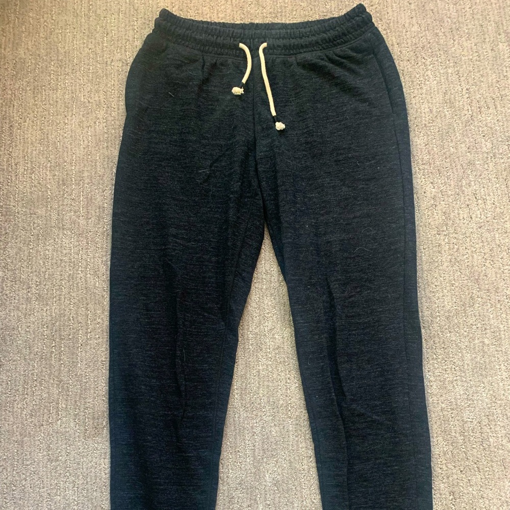 Loose fitting, adjustable waist, has pockets